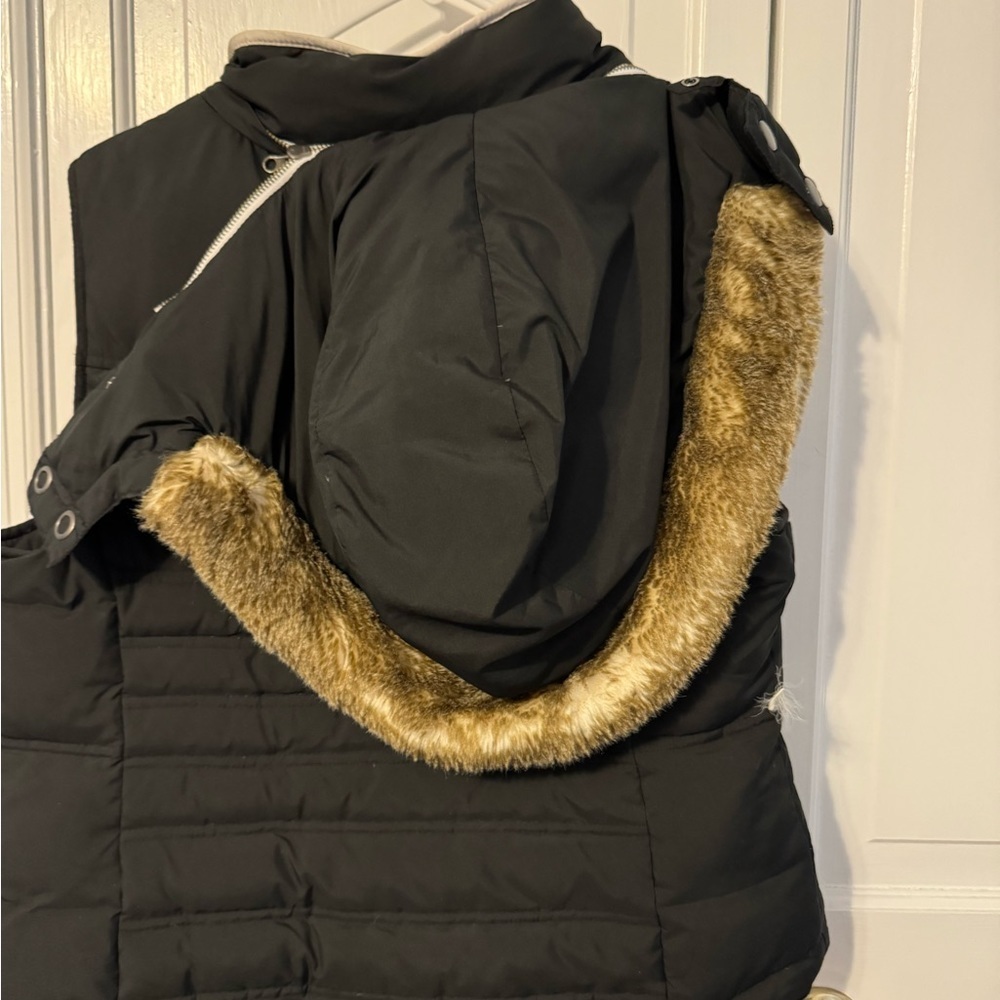 Adorable Warm‎ Trendy Zip vest with hood! Puff style. So fashionable. Medium - Picture 6 of 9